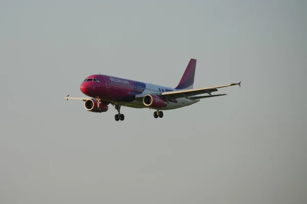 Avião Wizzair aterrissando — Fotografia de Stock