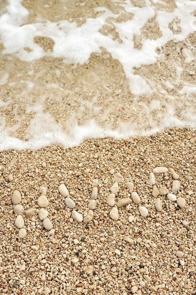 フヴァル単語から成っている小石、フヴァル島のビーチの本格的な画像 — ストック写真