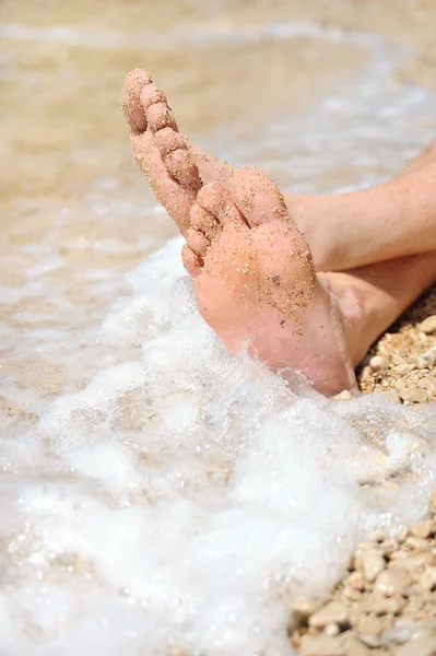 Отдых на пляже, детали мужских ног — стоковое фото