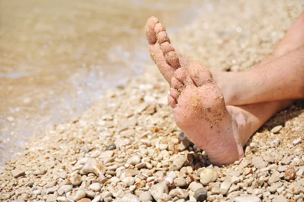 Relaxamento na praia, detalhe dos pés masculinos — Fotografia de Stock