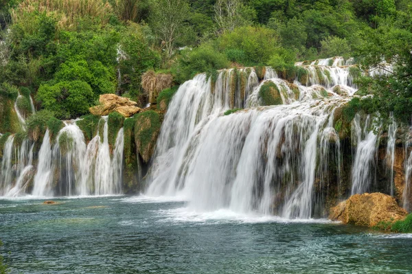 Krka folyó vízesései a Krka Nemzeti Park, Roski pofon, Horvátország — Stock Fotó