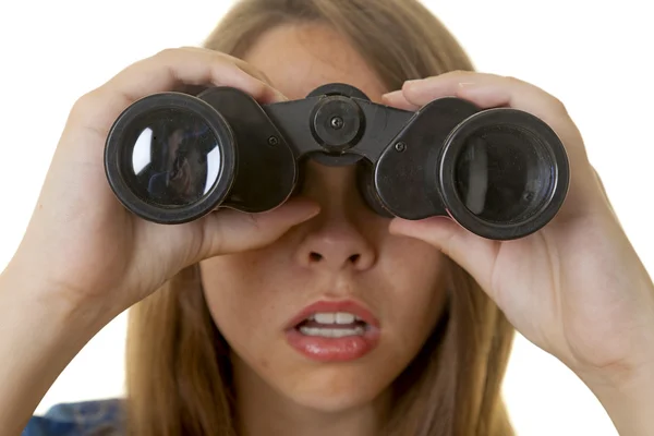 Junge Frau mit Fernglas — Stockfoto