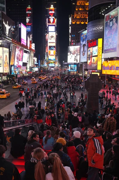Pedestrians gather in Times Square — Stock Photo, Image