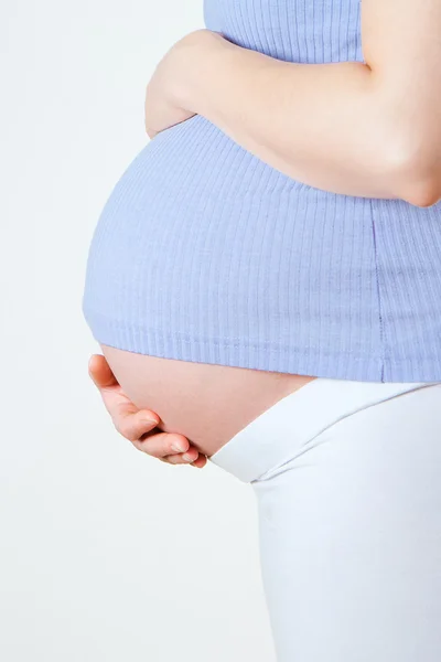 Gravid kvinna som håller i magen — Stockfoto