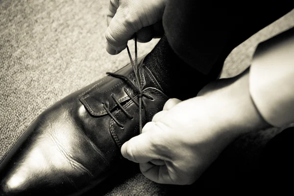 Uomo che lega le scarpe Fotografia Stock