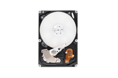 Beyaz arkaplanda açılan sabit disk