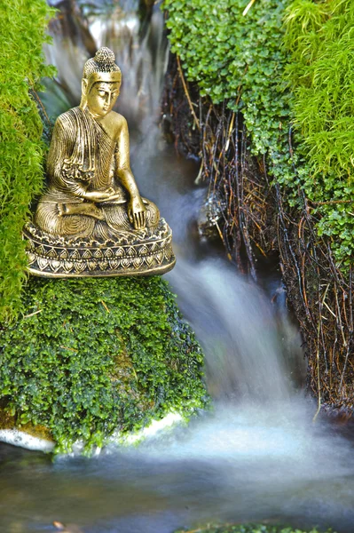 Buddha-Figur in Kaskade — Stockfoto