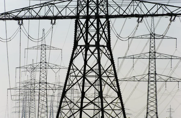 Grupo de postes de energía eléctrica — Foto de Stock