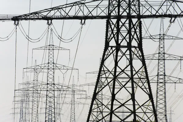 Panorama de los postes de energía eléctrica — Foto de Stock