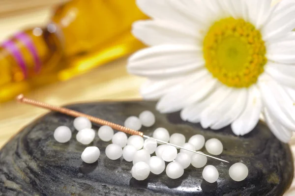 Alternatieve geneeskunde met acupunctuur en homeopathie — Stockfoto