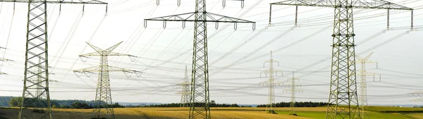 Panoramisch uitzicht aan vele elektrische palen — Stockfoto