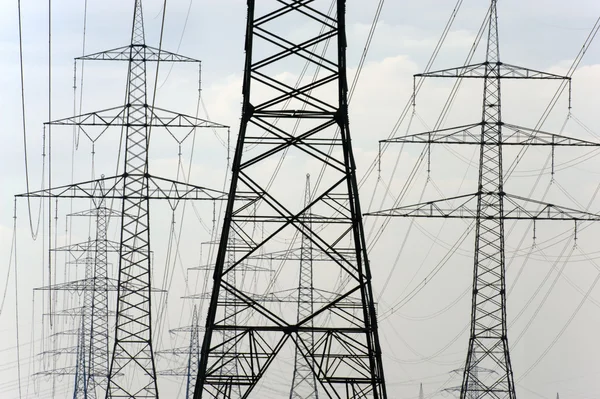 Pylons de energia elétrica — Fotografia de Stock