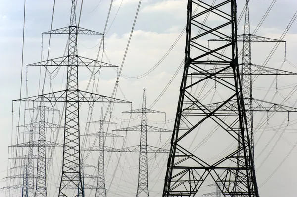 Panorama de postes elétricos — Fotografia de Stock