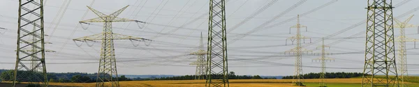 Panorama van elektrische pylonen — Stockfoto