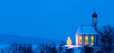 Aydınlatılmış ağaçlı romantik noel şapeli