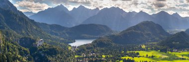 Neuschwanstein Şatosu ile Bavyera 'da panoramik manzara