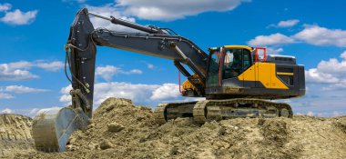 Kazıcı inşaat sahasında çalışıyor