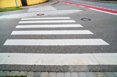 Çizgili yaya geçidi