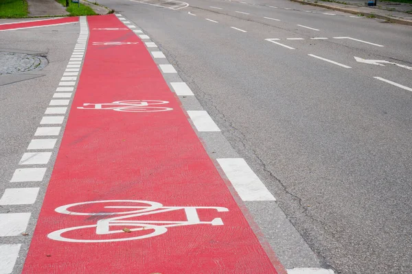 Caddede Kırmızı Renkli Bisiklet Yolu — Stok fotoğraf