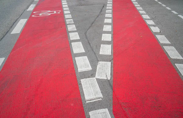 Caddede Kırmızı Renkli Bisiklet Yolu — Stok fotoğraf