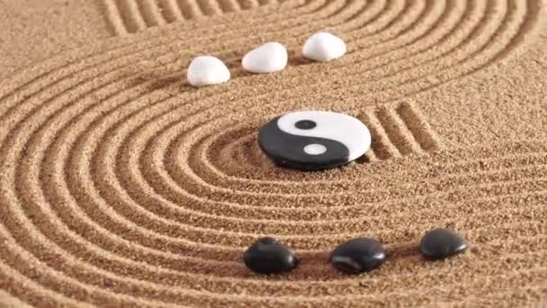 質感の砂の中に陰陽石と日本の禅の庭 — ストック動画
