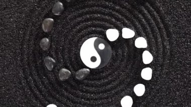 Yin ve yang taşlı Japon zen bahçesi.