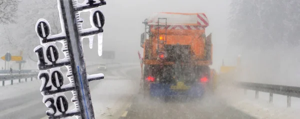 Señal Tráfico Termómetro Con Temperaturas Bajo Cero Advierten Nieve Hielo — Foto de Stock