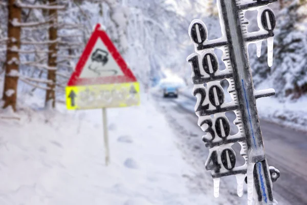 Verkehrszeichen Und Thermometer Mit Minusgraden Warnen Vor Schnee Eis Und — Stockfoto