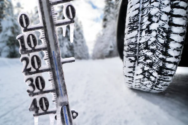 氷点下の温度計は雪や氷や滑りやすさを警告します — ストック写真