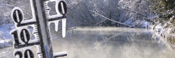 道路标志和温度低于零度的温度计预示着雪 冰和霜冻 — 图库照片