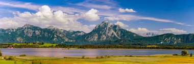 Alp dağlarına ve Bavyera 'daki Forggensee Gölü' ne panoramik manzara