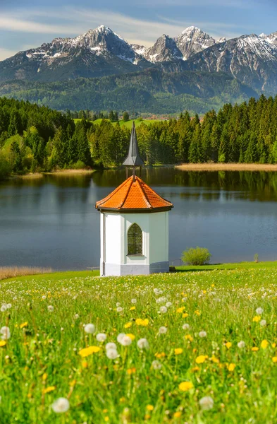 Vista Panorâmica Para Cordilheira Dos Alpes Lago Com Capela Romática — Fotografia de Stock