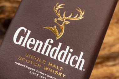EDINBURGH, SCOTLAND - 23 Aralık 2021: 18 yıllık Glenfiddich viski kutusu