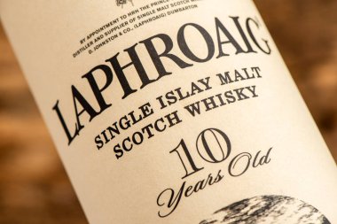 EDINBURGH, SCOTLAND - 4 Ocak 2022: bir kutu Laphroaig İskoç viskisi