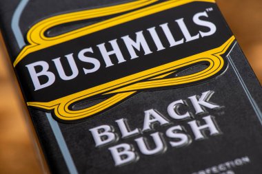 EDINBURGH, SCOTLAND - HAZİRAN 04, 2022: BUSHMILLS tek malt İrlanda viskisi kutusu