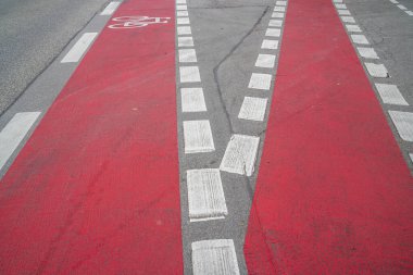 Yolda kırmızı işaretli bisiklet yolu