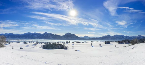 山岳地帯の冬のパノラマ風景 — ストック写真