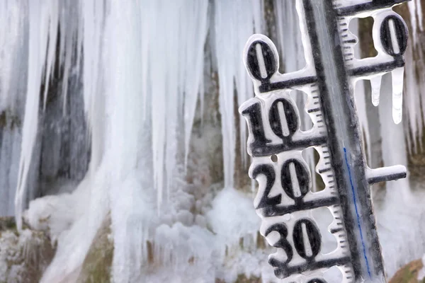 Teploměr Mrazivou Teplotou Před Zmrzlým Vodopádem — Stock fotografie