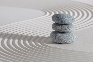Kumda taşlar olan Japon zen bahçesi