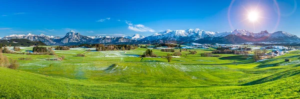 Bavyera Daki Panoramik Manzarada Çayırlar Alp Dağları Var — Stok fotoğraf