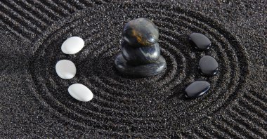 Japon ZEN bahçesi, yin yang taşı dokulu kum.