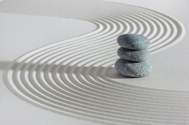 Japon ZEN bahçesi, yin yang taşı dokulu kum.
