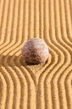 Japon ZEN bahçesi, yin yang taşı dokulu kum.