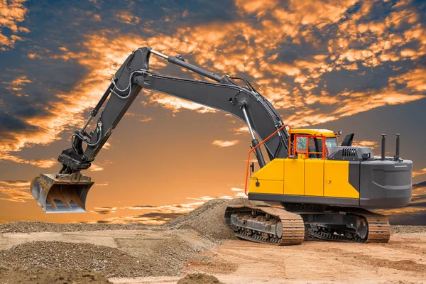 建設現場での作業での土の移動と掘削機 — ストック写真