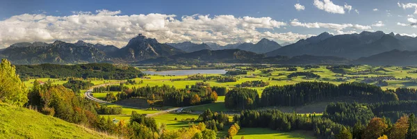巴伐利亚美丽的乡村风景 春天有山脉和草地 — 图库照片