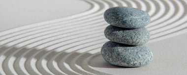 Yin ve yang ve feng shui dokulu kumda Japon zen bahçesi