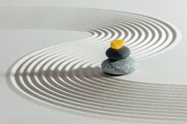 Yin ve yang ve feng shui dokulu kumda Japon zen bahçesi