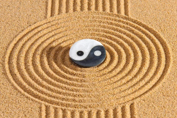 Japonês Zen Jardim Com Yin Yang Feng Shui Areia Texturizada — Fotografia de Stock