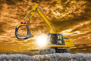 Kazıcı inşaat alanında kazı yapıyor