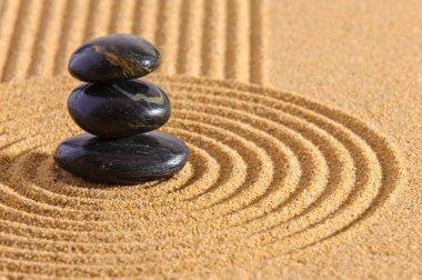 Japon ZEN bahçesi, yin yang taşı dokulu kum.